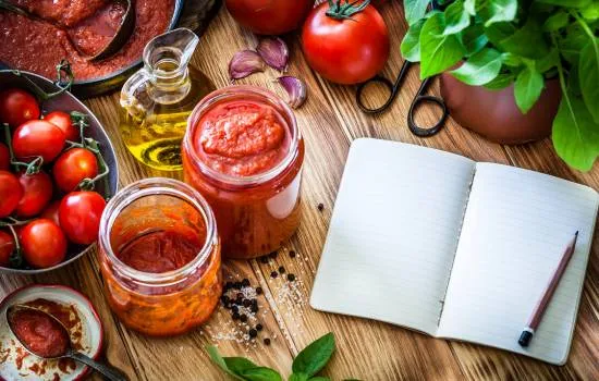 Ingredientes frescos y frascos de salsa en una mesa de cocina, simbolizando infusión de energía.