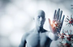 Modelo humano simbólico detiene un virus con la mano, representando protección con antivirus gratis.