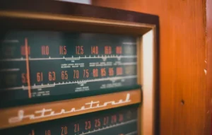 Radio antigua mostrando frecuencias AM y FM, representando la evolución hacia la radio en el celular gracias a la Inteligencia Artificial.