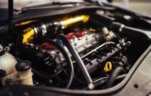 Vista cercana del motor de un automóvil, destacando el cableado y componentes internos esenciales para el funcionamiento del vehículo.