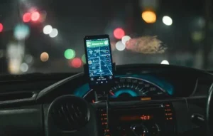 Aplicación de GPS funcionando en un coche durante la noche, incluso sin conexión a internet, destacando la navegación sin señal.