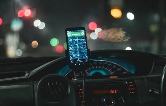 Aplicación de GPS funcionando en un coche durante la noche, incluso sin conexión a internet, destacando la navegación sin señal.