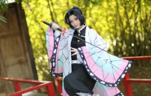 Cosplayer caracterizado como uno de los personajes con IA, con kimono colorido y espada, posando en un entorno natural.