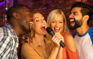 Grupo de amigos cantando juntos con micrófono, disfrutando de un animado momento de karaoke en casa.